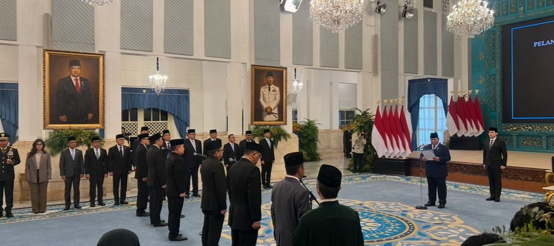 Presiden Prabowo Subianto resmi melantik sejumlah pejabat baru di lingkungan Istana Negara dalam sebuah upacara kenegaraan yang digelar pada Senin, 27 April 2026