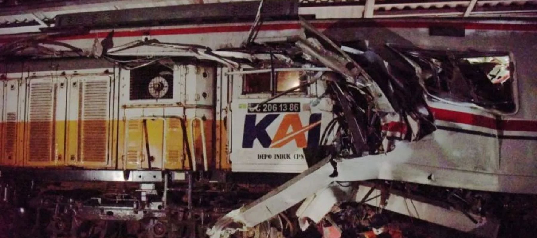 KRL Ditabrak KA Bromo Anggrek