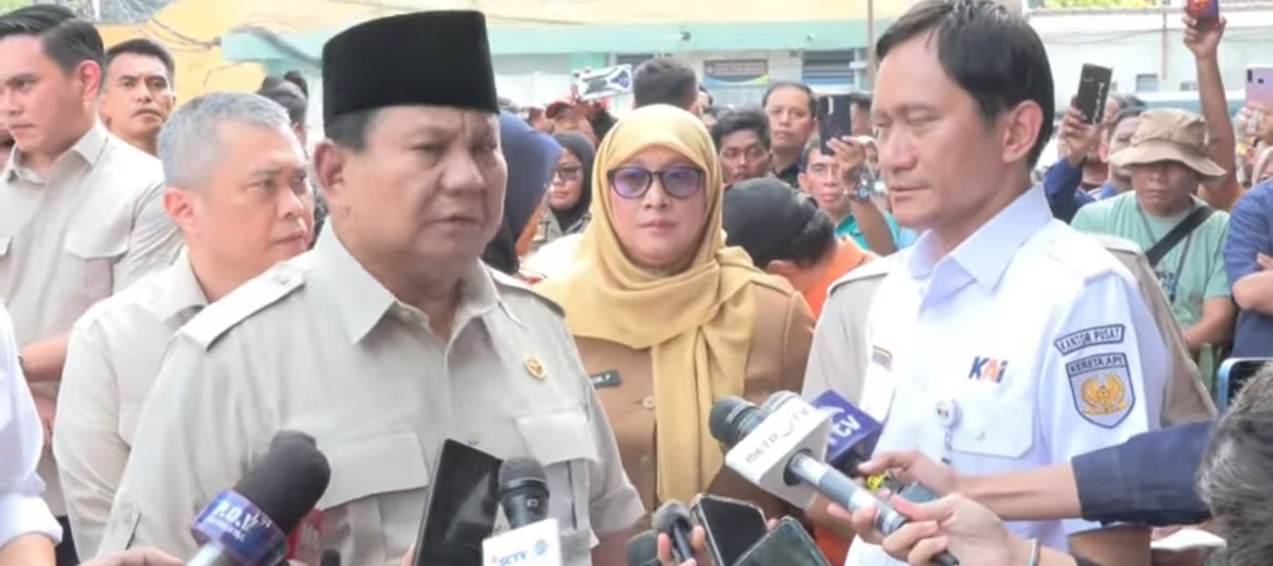 Prabowo Subianto Jengung Korban Kecelakaan Kereta di RSUD Bekasi