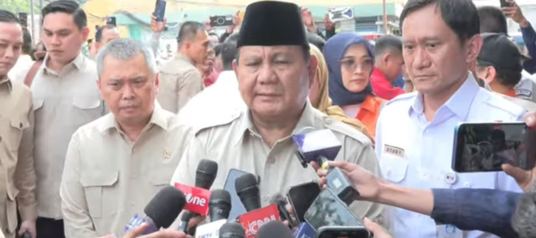 Prabowo Subianto Jengung Korban Kecelakaan Kereta di RSUD Bekasi