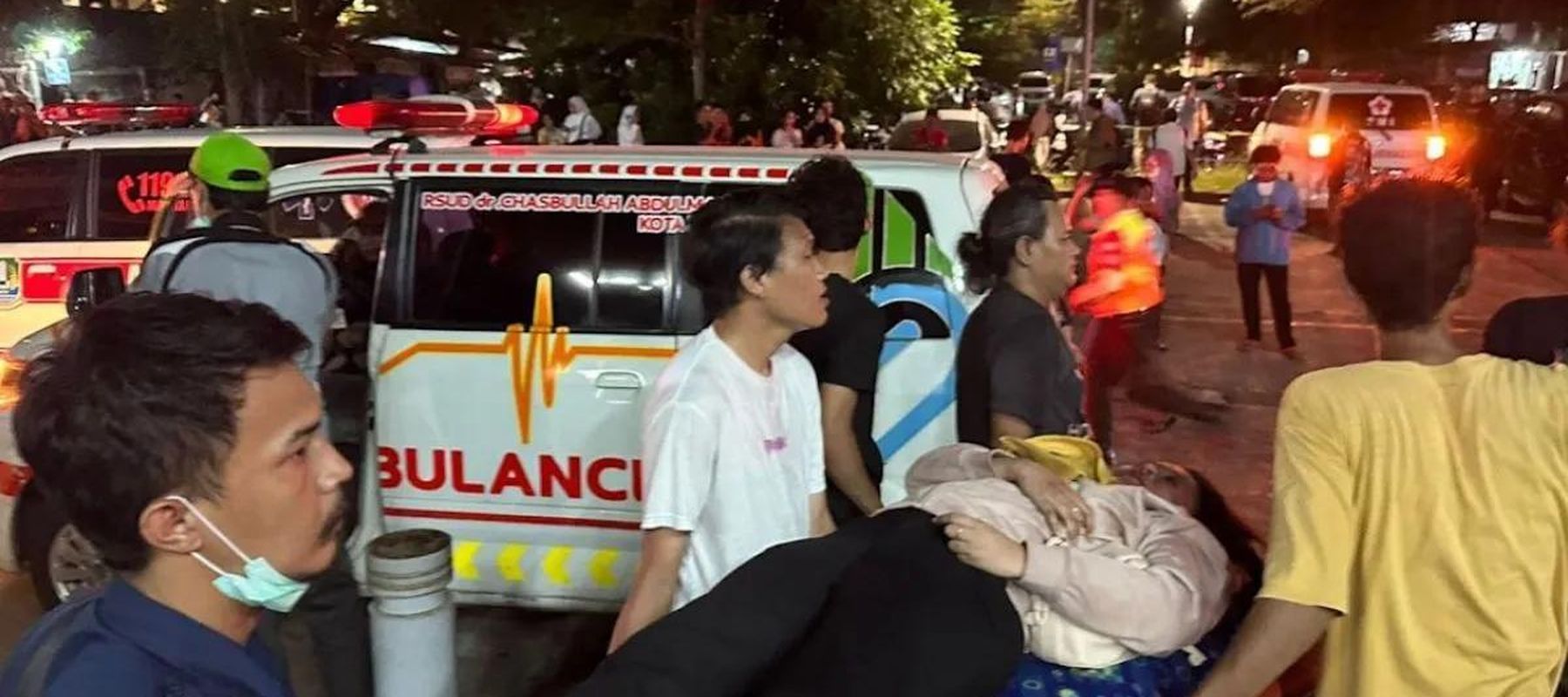 Sejumlah petugas dan warga mengevakuasi korban kecelakaan commuter line (KRL) jurusan Cikarang yang bertabrakan dengan Kereta Api (KA) Jarak Jauh Argo Bromo Anggrek di stasiun Bekasi Timur, Jawa Barat, Senin 27 April 2026 malam. ANTARA/Pradita Kurnia