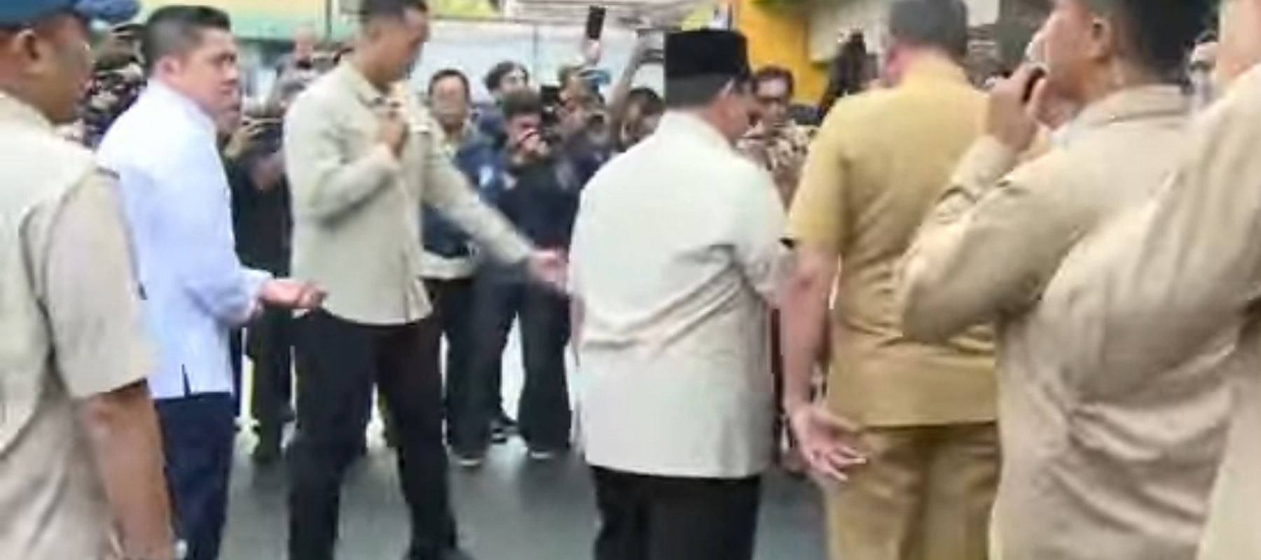Prabowo Jenguk Korban Kecelakaan Kereta di RSUD Bekasi Pagi