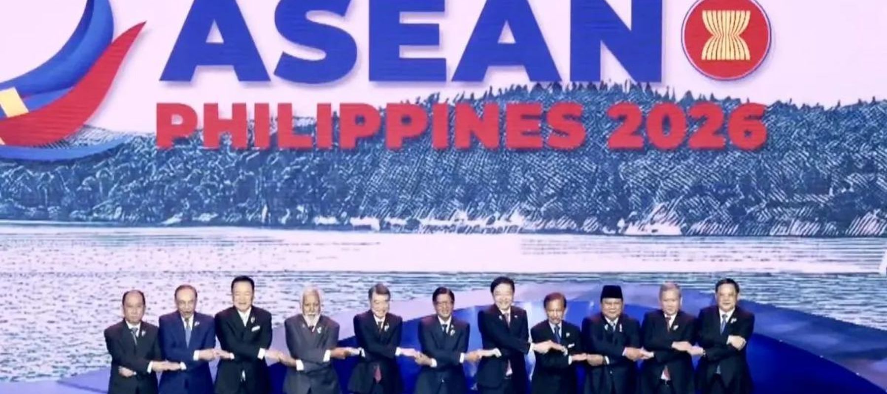Presiden Prabowo Subianto (tiga kanan) berfoto bersama dengan pose khas &ldquo;ASEAN handshake&rdquo; saat upacara pembukaan KTT Ke-48 ASEAN dan Pertemuan Terkait di Mectan Expo, Cebu, Filipina, Jumat 8 Mei 2026. ANTARA/HO-BPMI Sekretariat Presiden.