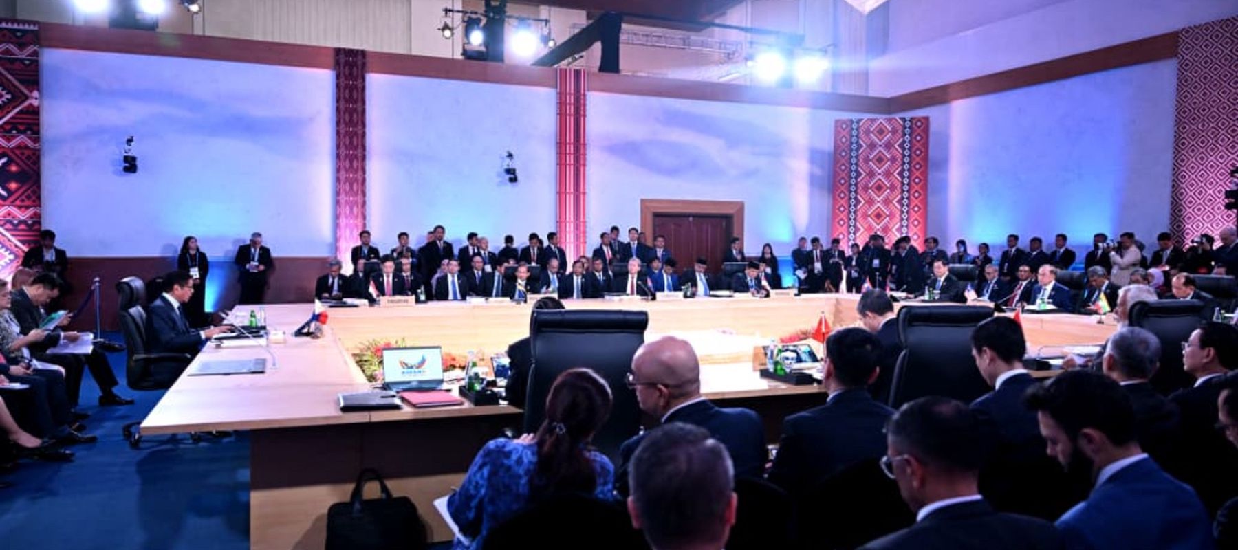 Presiden Republik Indonesia, Prabowo Subianto menghadiri sesi pleno Konferensi Tingkat Tinggi (KTT) ke-48 ASEAN yang digelar di Mactan Expo, Cebu, Filipina,