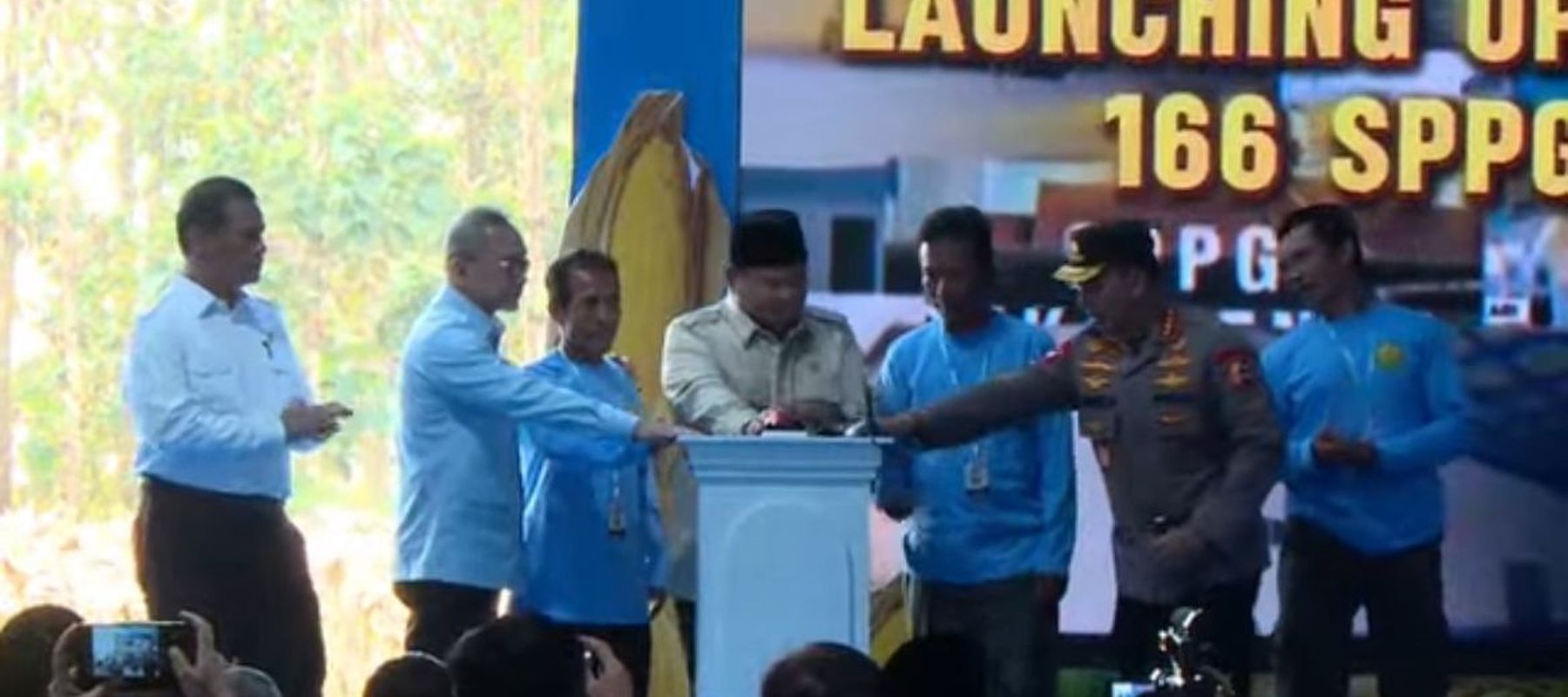 Prabowo Subianto meresmikan groundbreaking 10 gudang ketahanan pangan, peluncuran operasional Satuan Pelayanan Pemenuhan Gizi (SPPG) Polri, serta panen raya jagung di Tuban, Jawa Timur, Sabtu, 16 Mei 2026