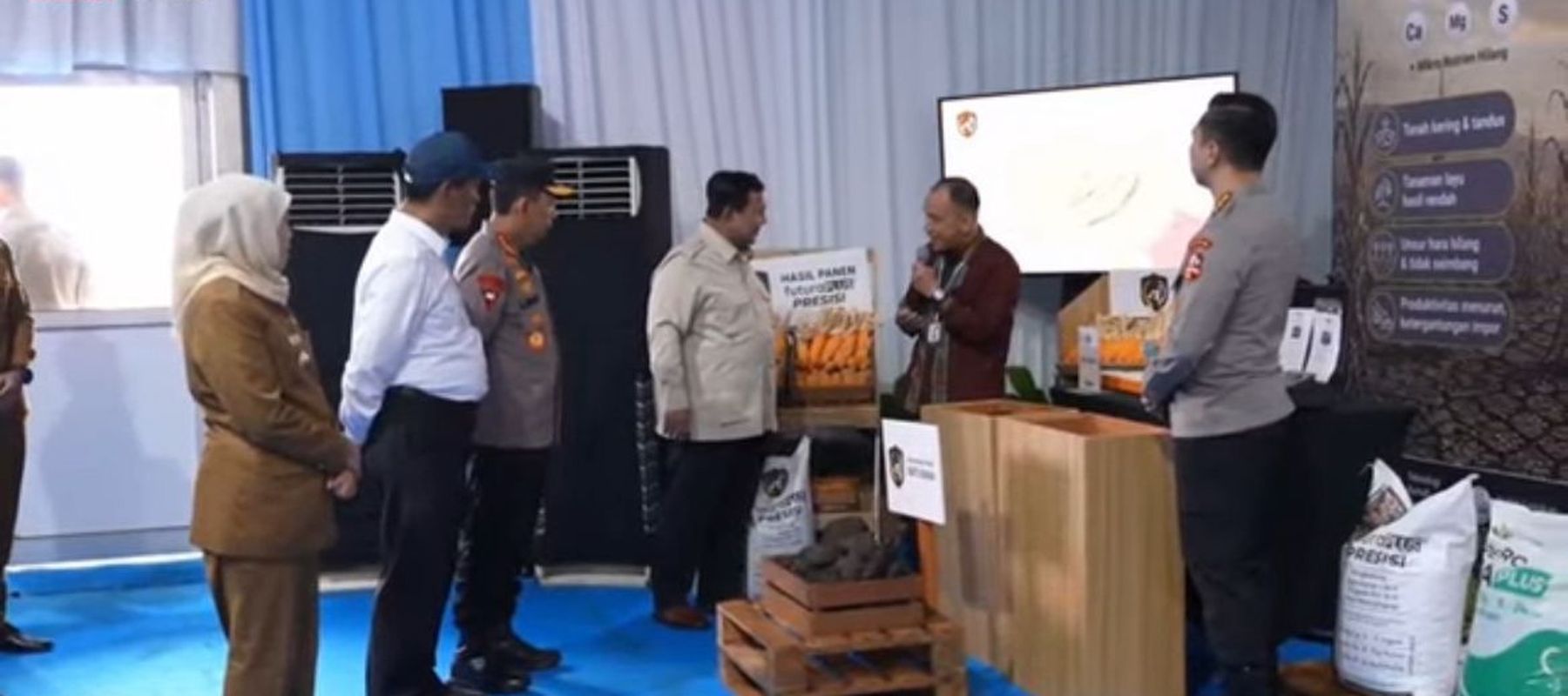 Prabowo Subianto meresmikan groundbreaking 10 gudang ketahanan pangan, peluncuran operasional Satuan Pelayanan Pemenuhan Gizi (SPPG) Polri, serta panen raya jagung di Tuban, Jawa Timur, Sabtu, 16 Mei 2026