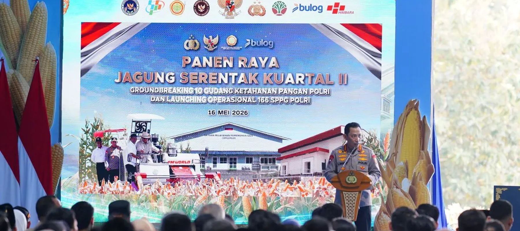 Kapolri Jenderal Listyo Sigit Prabowo memberikan laporan di hadapan Presiden Prabowo Subianto dalam acara panen raya jagung serentak kuartal II, groundbreaking 10 gudang ketahanan Polri serta peluncuran operasional 166 SPPG Polri di Kabupaten Tuban, 