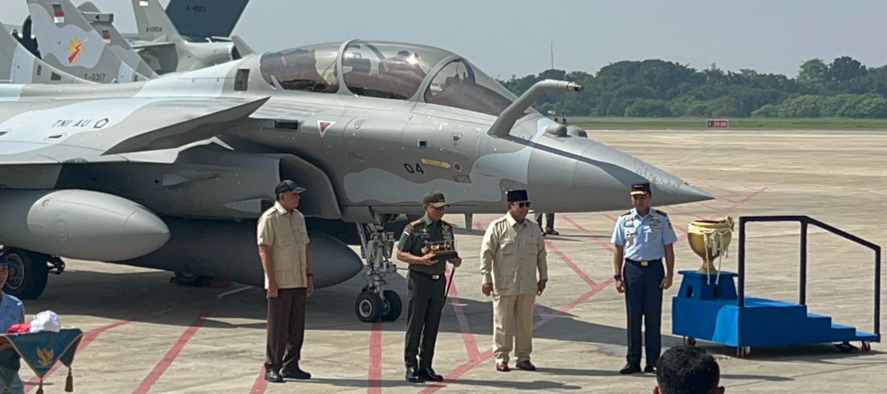 Presiden Prabowo Subianto menghadiri agenda penyerahan sejumlah alutsista strategis kepada TNI dalam sebuah seremoni yang digelar di Base Ops Lanud Halim Perdana Kusuma