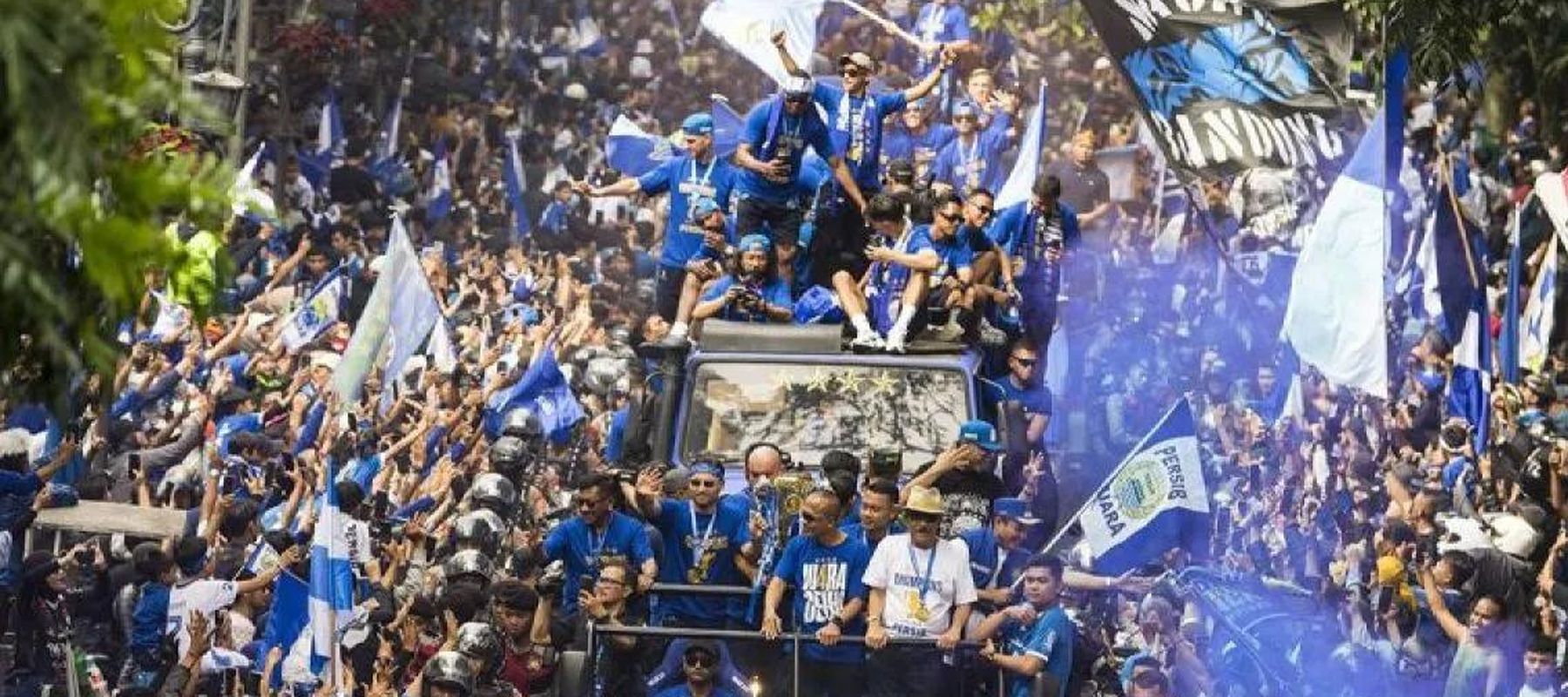 Arsip foto - Tim Persib Bandung membawa trofi BRI Liga 1 2024/2025 saat pawai di Jalan Wastukencana, Bandung, Jawa Barat, Minggu (25/5/2025). ANTARA FOTO/Novrian Arbi/tom/aa.