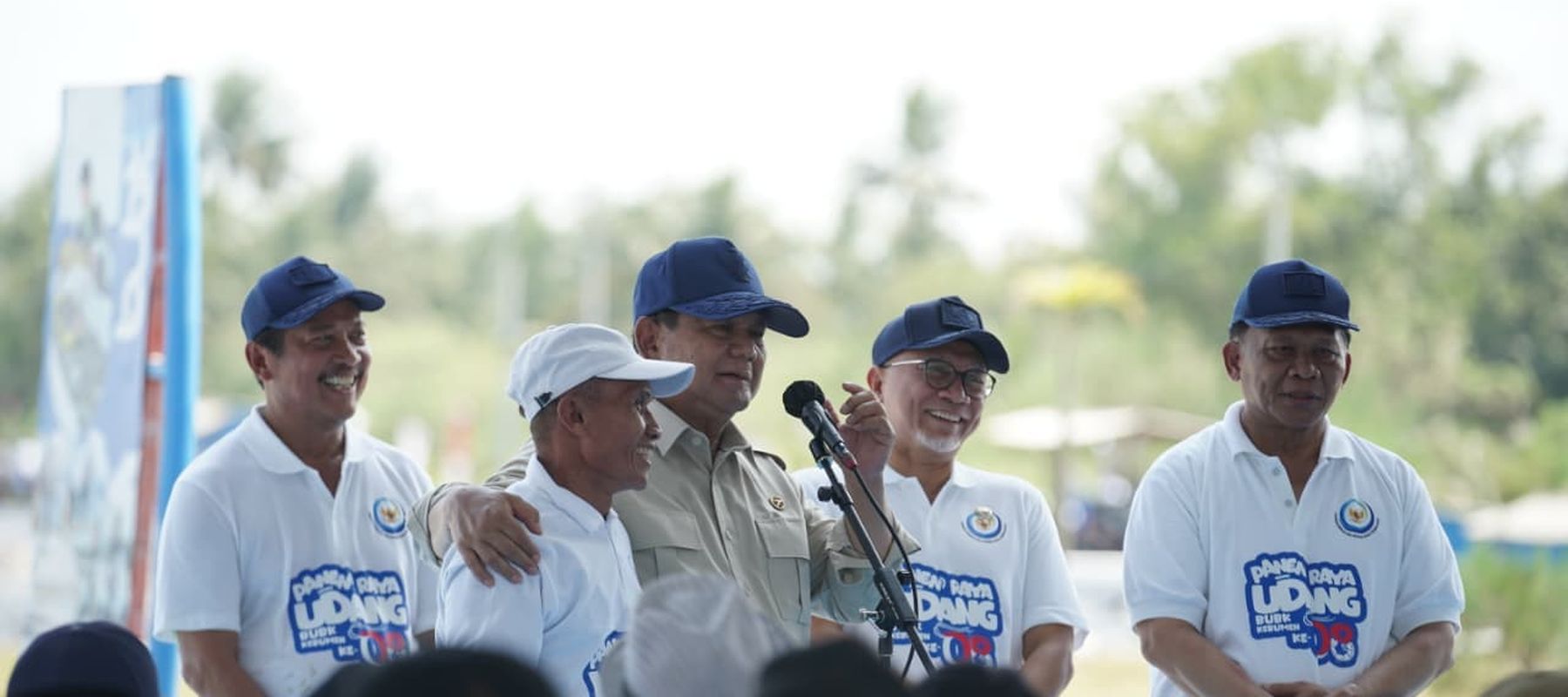 Presiden Prabowo Subianto saat panen raya udang di Kebumen, Jawa Tengah. 