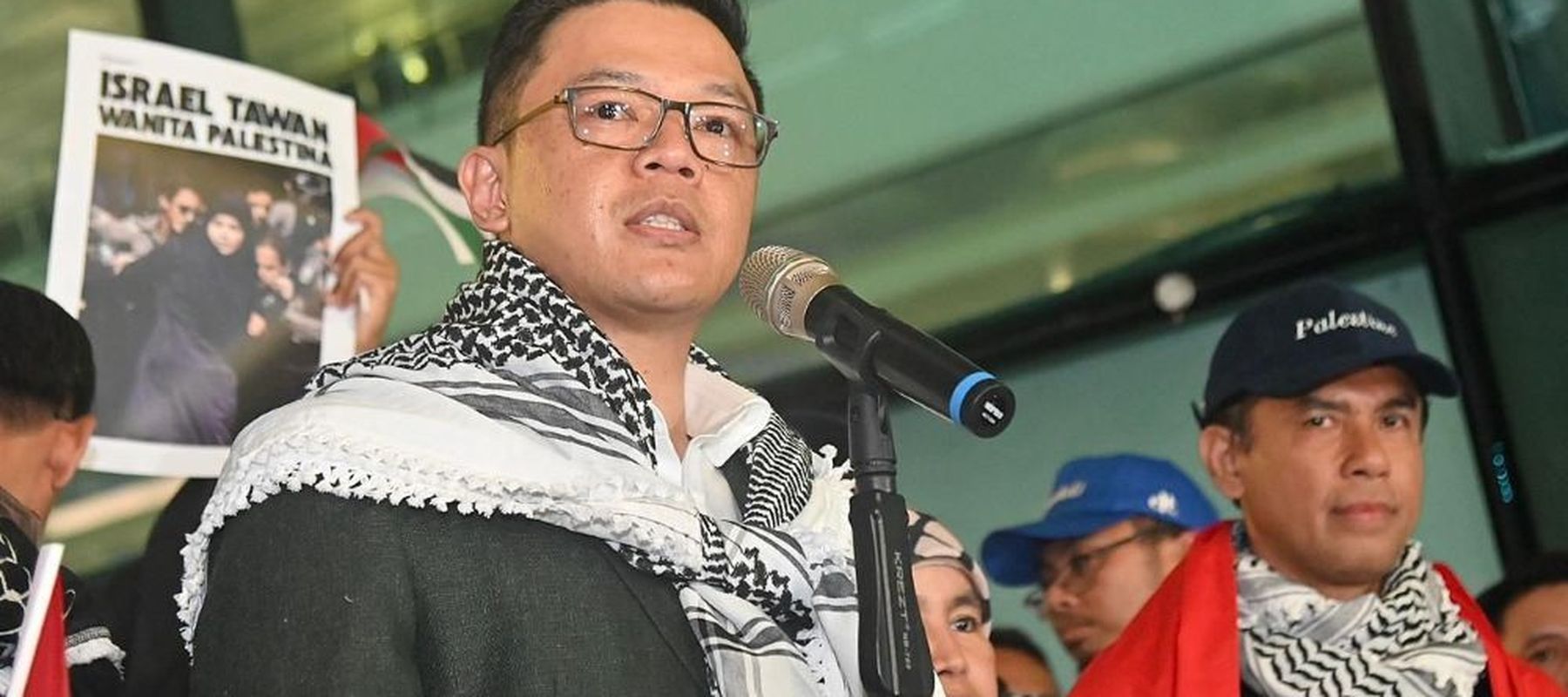 Menteri Luar Negeri (Menlu) Sugiono menyambut kedatangan sembilan warga negara Indonesia (WNI) relawan Global Sumud Flotilla (GSF) 2.0 yang sebelumnya mengalami penangkapan dan penahanan oleh otoritas Israel. (Foto: Dok/Istimewa/Bakom RI)
