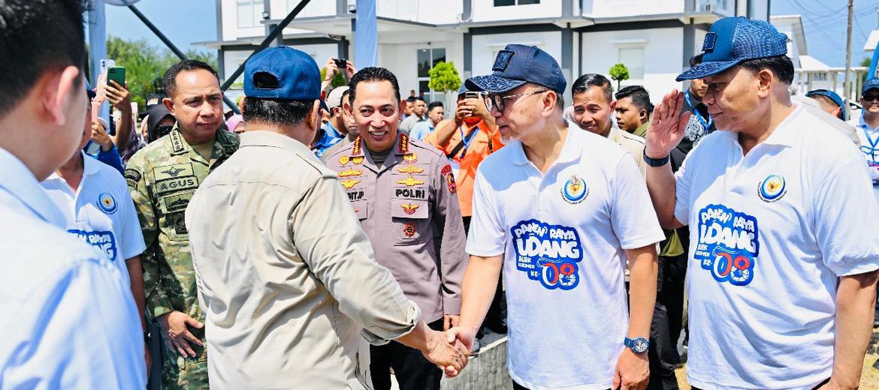 Momen Panglima TNI Dampingi Prabowo Subianto Panen Raya Udang di Kebumen