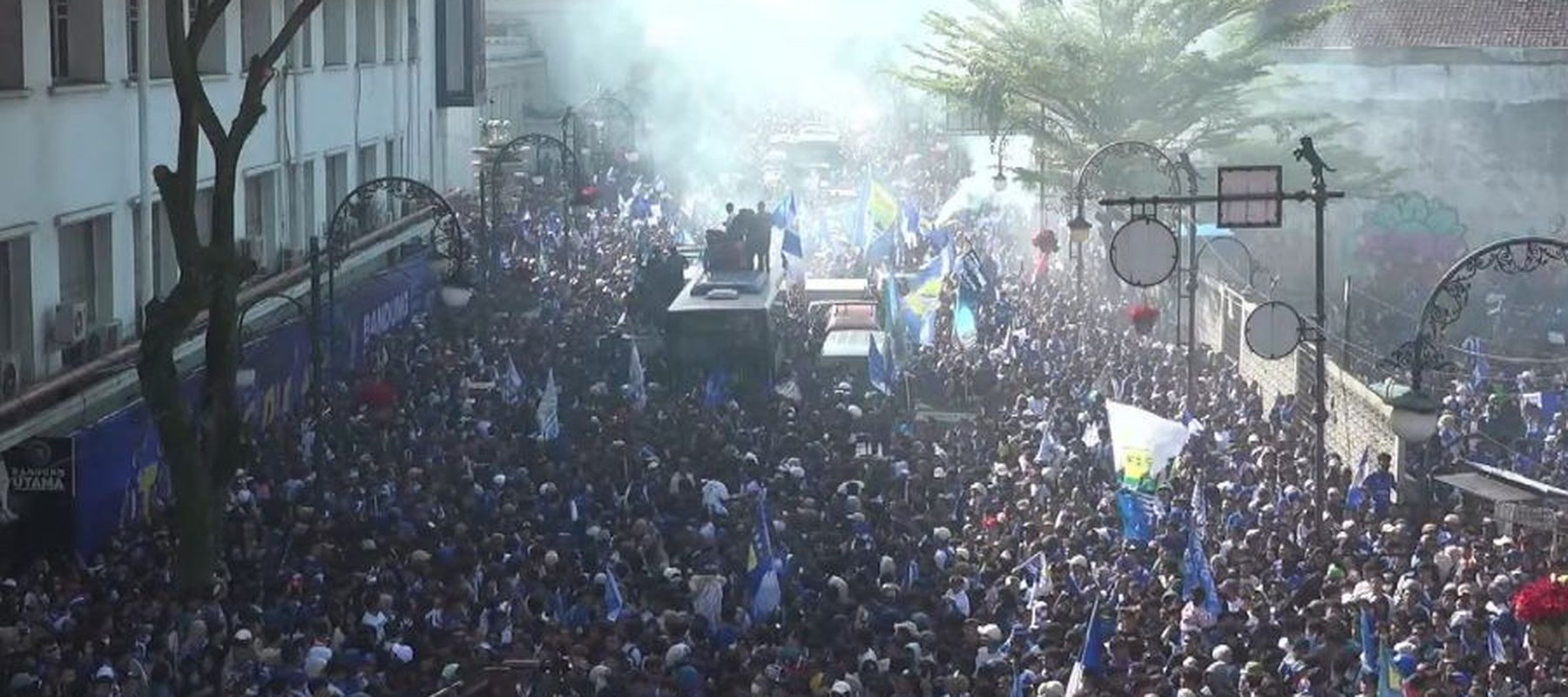 Penampakan Bobotoh konvoi Kemenangan Persib Bandung