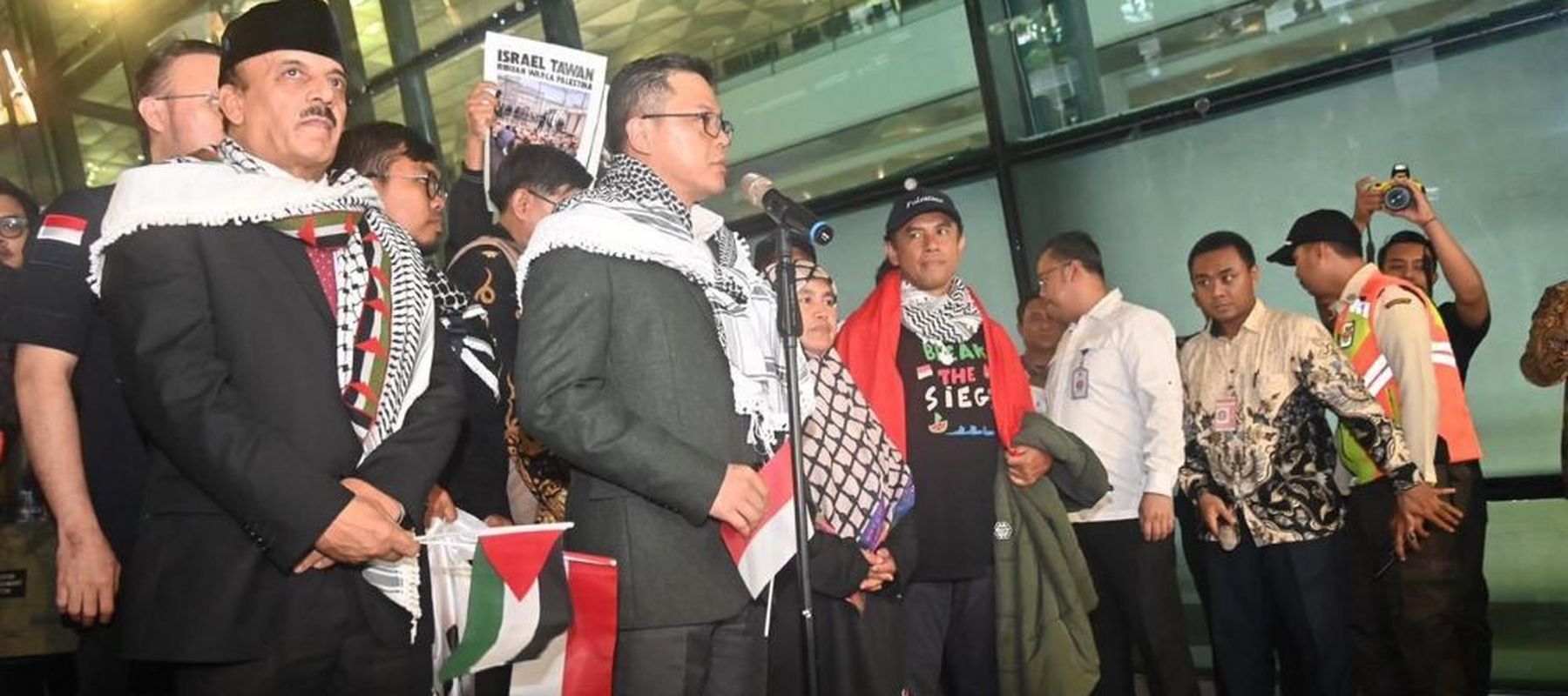 Menteri Luar Negeri (Menlu) Sugiono menyambut kedatangan sembilan warga negara Indonesia (WNI) relawan Global Sumud Flotilla (GSF) 2.0 yang sebelumnya mengalami penangkapan dan penahanan oleh otoritas Israel. (Foto: Dok/Istimewa/Bakom RI)

