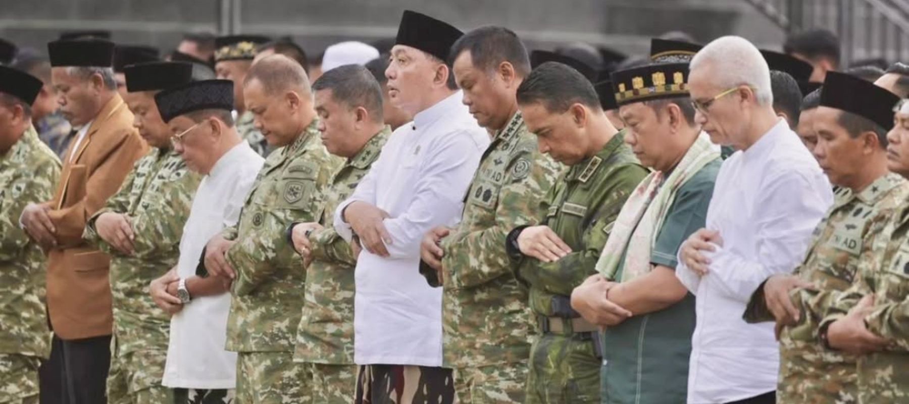 Wapang TNI Dampingi Menhan RI Shalat Iduladha Bersama Prajurit dan Masyarakat di Papua Barat