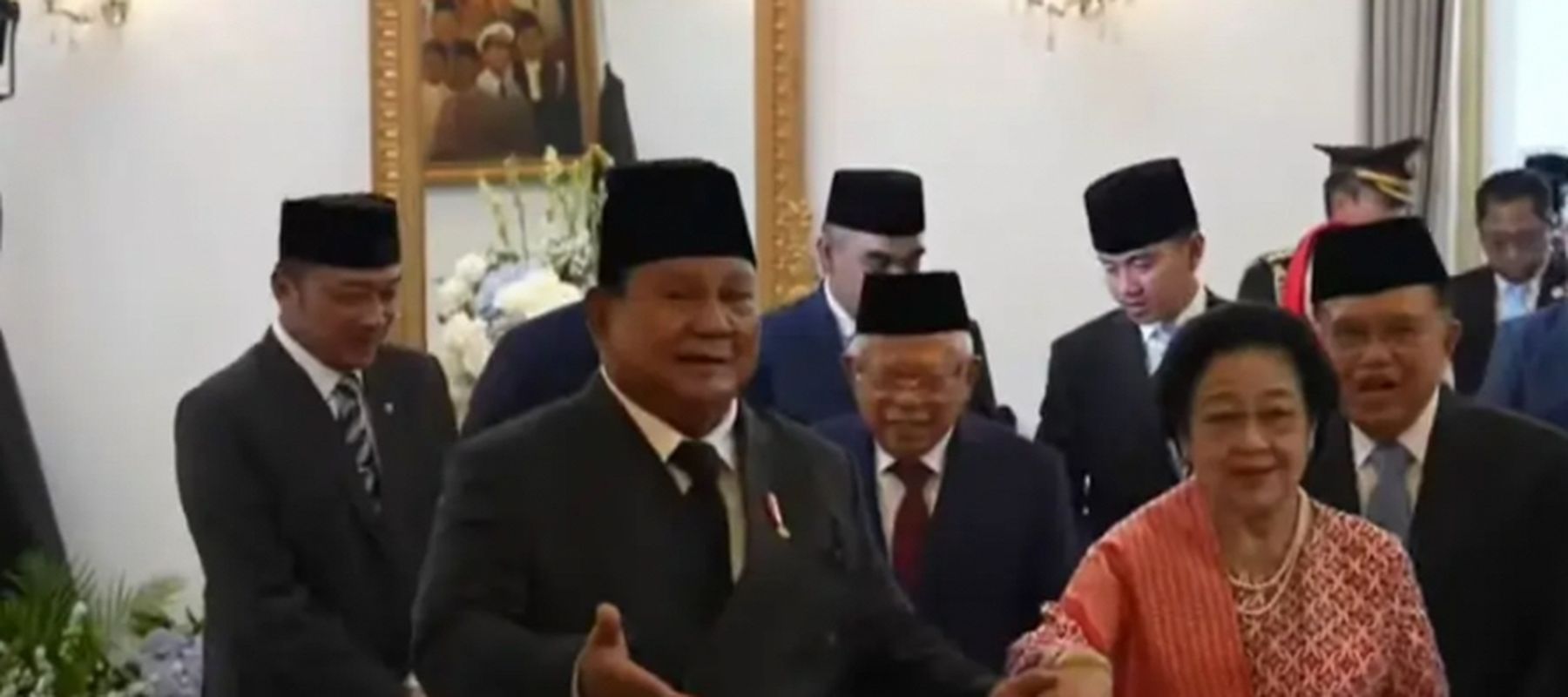 Momen Prabowo Gandeng Tangan Megawati Usai Upacara Hari Lahir Pancasila
