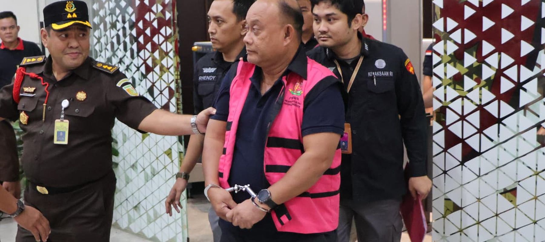 Mantan Kepala BGN, Dadan Hindayana digiring ke mobil tahanan Kejagung.