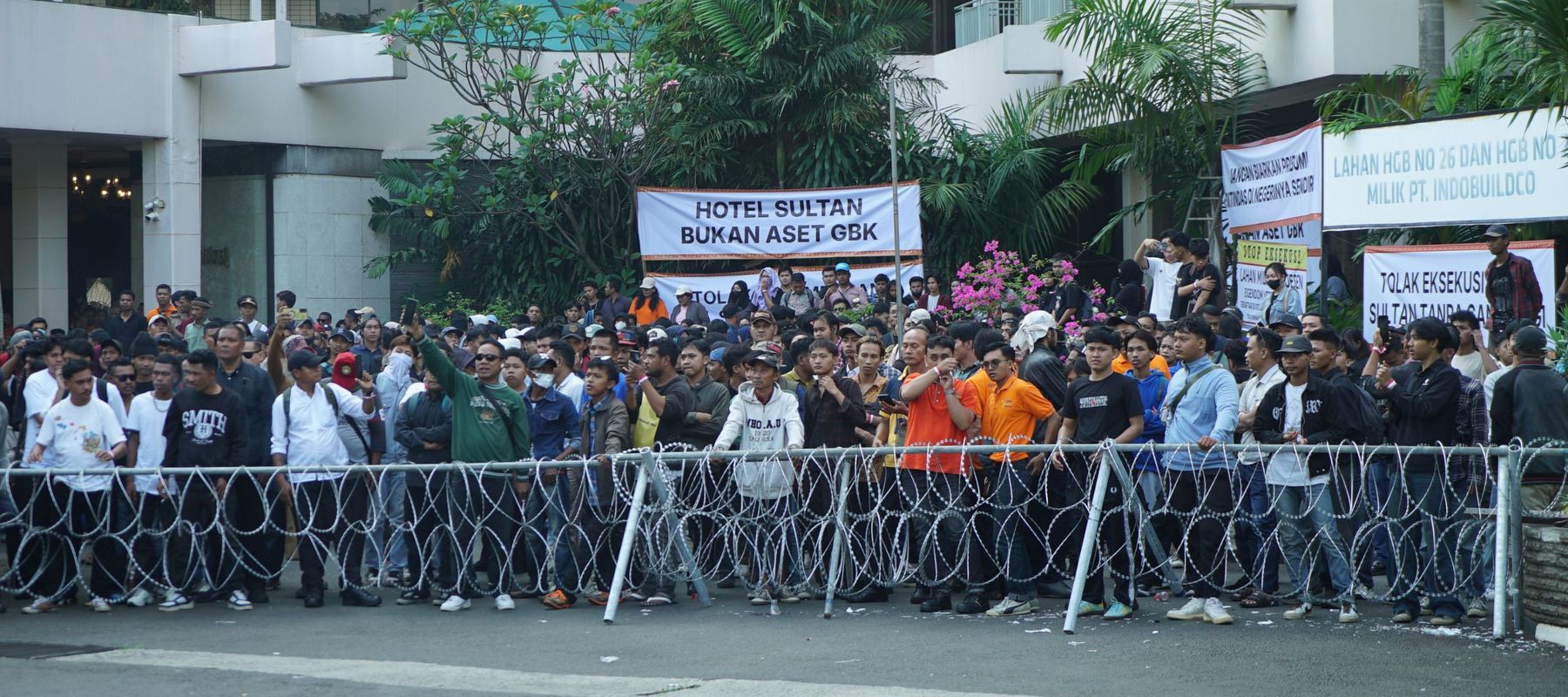 Konferensi Pers dan Suasana Eksekusi Hotel Sultan