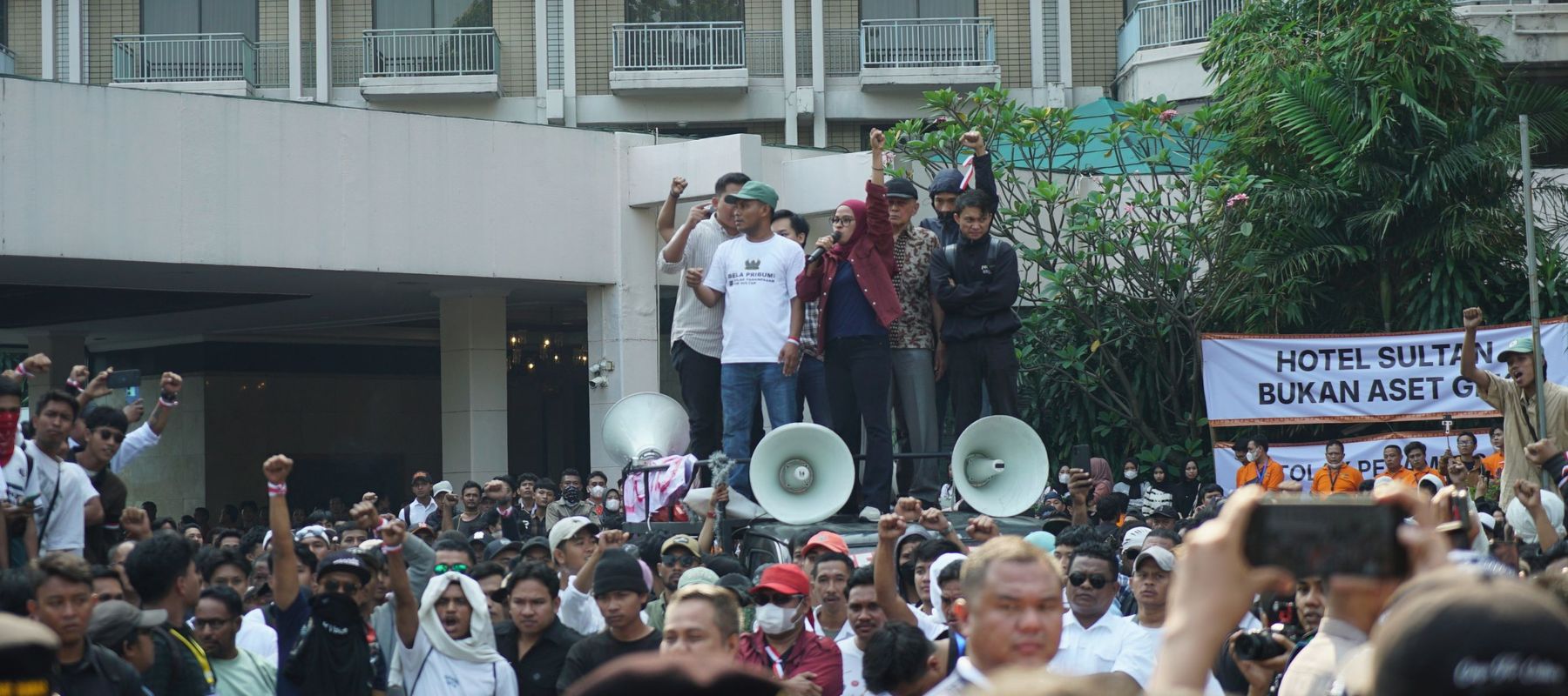 Konferensi Pers dan Suasana Eksekusi Hotel Sultan