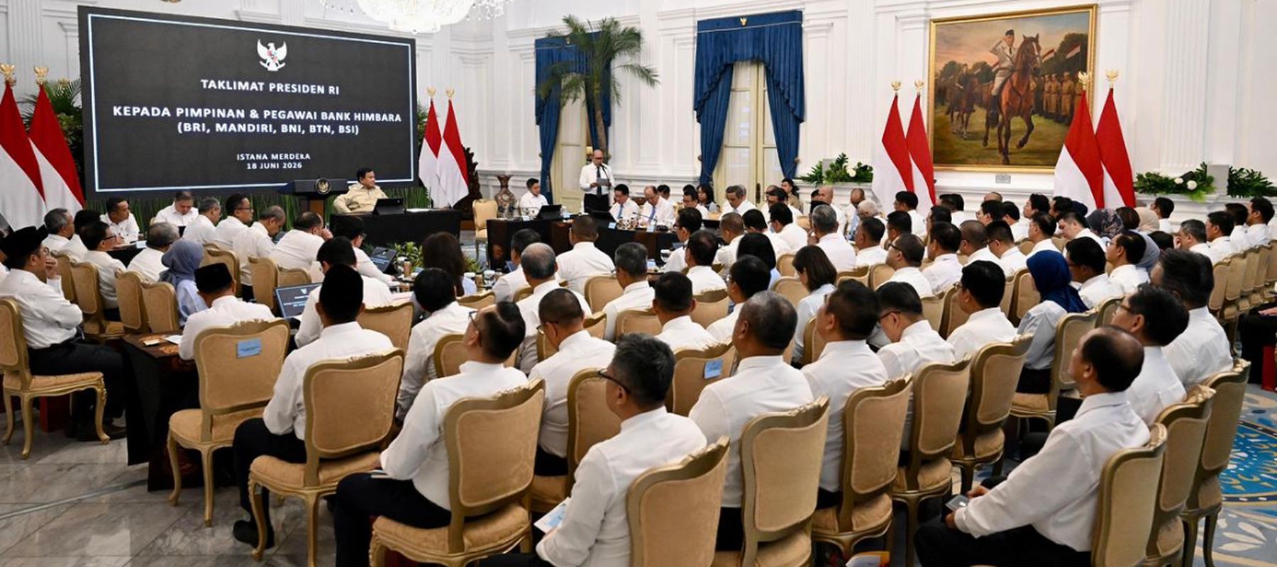 Presiden Prabowo Subianto memberikan sejumlah arahan kepada jajaran direksi dan komisaris bank-bank yang tergabung dalam Himpunan Bank Milik Negara (Himbara)