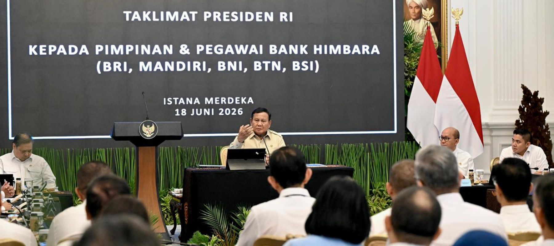 Presiden Prabowo Subianto memberikan sejumlah arahan kepada jajaran direksi dan komisaris bank-bank yang tergabung dalam Himpunan Bank Milik Negara (Himbara)