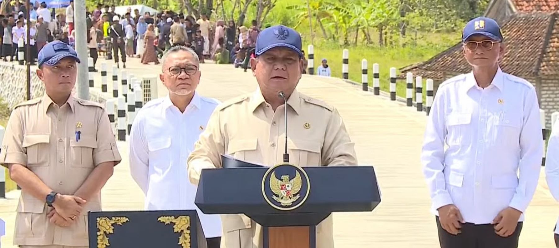 Kebahagiaan terpancar dari wajah warga Desa Larlar, Kecamatan Banyuates, Kabupaten Sampang, saat Presiden Prabowo Subianto meresmikan ruas jalan dari pelaksanaan Instruksi Presiden Jalan Daerah (IJD) pada Selasa, 23 Juni 2026