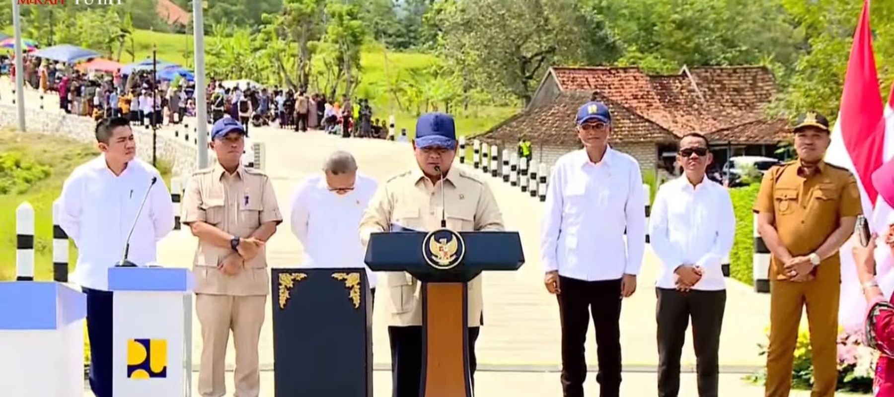 Kebahagiaan terpancar dari wajah warga Desa Larlar, Kecamatan Banyuates, Kabupaten Sampang, saat Presiden Prabowo Subianto meresmikan ruas jalan dari pelaksanaan Instruksi Presiden Jalan Daerah (IJD) pada Selasa, 23 Juni 2026