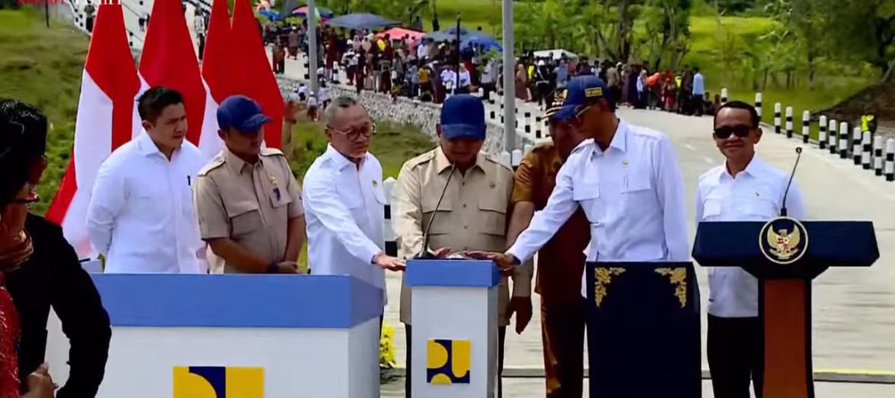 Kebahagiaan terpancar dari wajah warga Desa Larlar, Kecamatan Banyuates, Kabupaten Sampang, saat Presiden Prabowo Subianto meresmikan ruas jalan dari pelaksanaan Instruksi Presiden Jalan Daerah (IJD) pada Selasa, 23 Juni 2026
