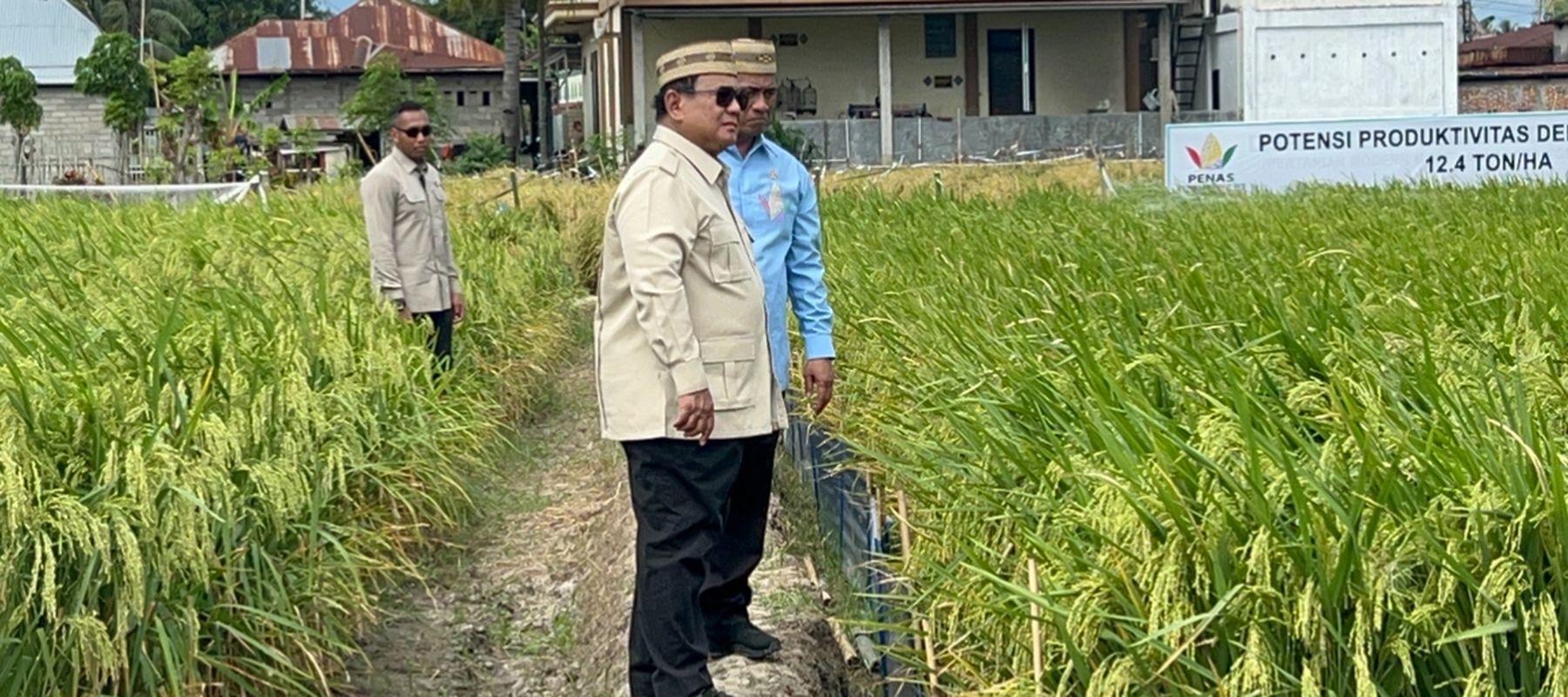 Prabowo Subianto meninjau Teknologi Budidaya Padi Pertanian Modern Model Advanced Agricultural System (PM-AAS) serta area Gelar Teknologi yang menampilkan berbagai inovasi di bidang pertanian, perikanan, peternakan, perkebunan, dan teknologi pendukun