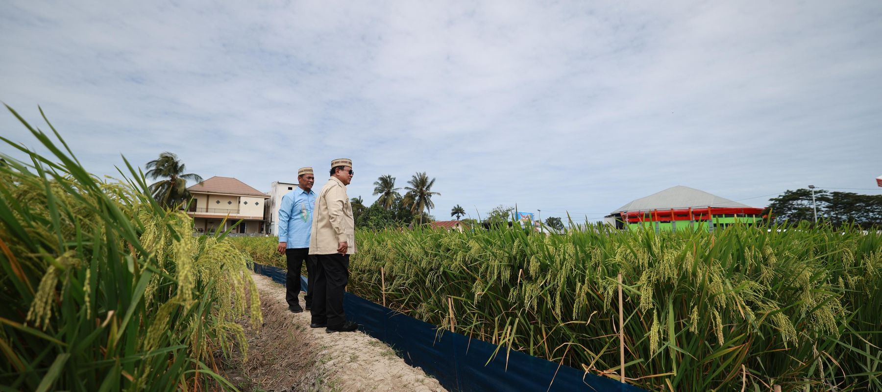 
Spanduk Dukung MBG Membentang Kala Prabowo Pidato di Hadapan Petani-Nelayan.