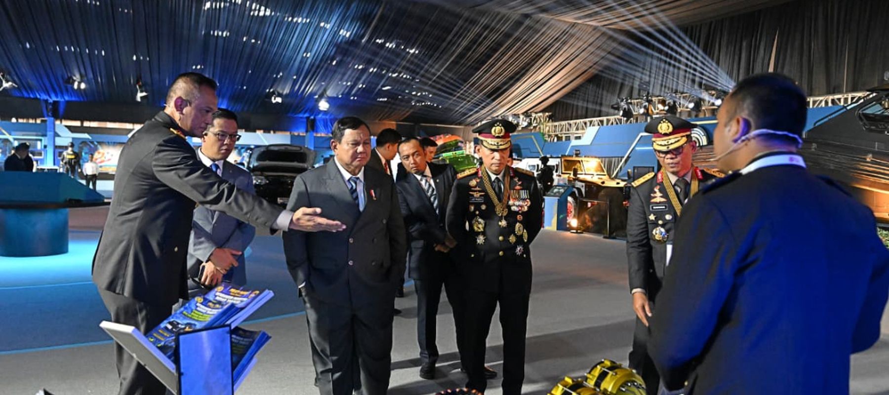 Prabowo Subianto meninjau Pameran Bhayangkara yang digelar dalam rangka Peringatan ke-80 Hari Bhayangkara Tahun 2026 di Lapangan Satuan Latihan Korbrimob, Cikeas, Kabupaten Bogor