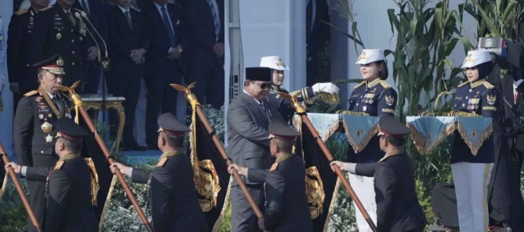 Presiden RI Prabowo Subianto saat menganugerahkan tanda kehormatan Nugraha Sakanti kepada Kapolda Metro Jaya Komjen Pol Asep Edi Suheri saat upacara Hari Bhayangkara ke-80 di Cikeas, Bogor, Jawa Barat, Rabu, 1 Juli 2026.