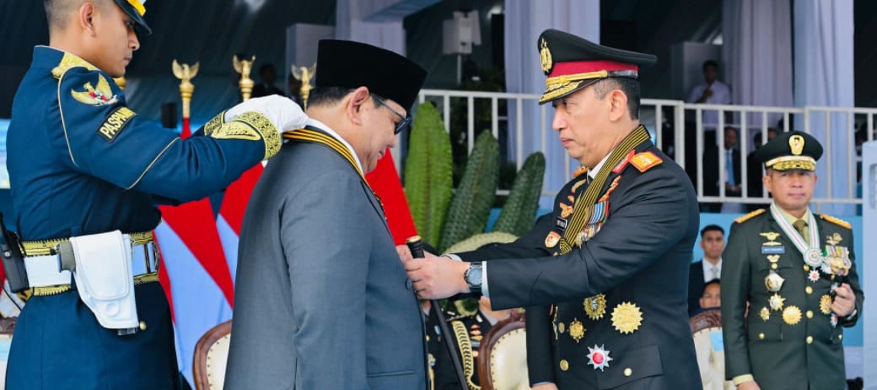 Momentum Prabowo Terima Medali Loka Praja Samrakshana pada Peringatan Ke-80 Hari Bhayangkara