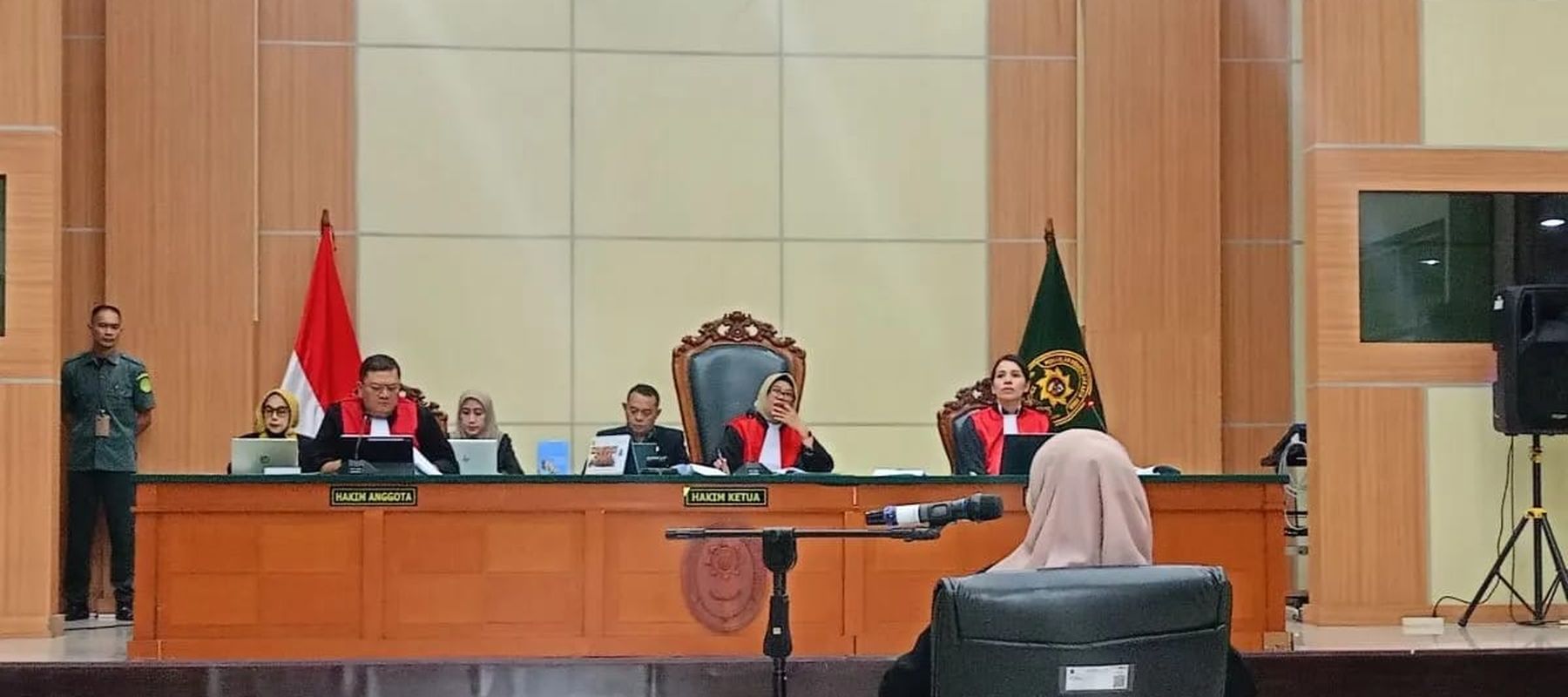Tersangka kasus dugaan fitnah dan pencemaran nama baik terkait keaslian ijazah Presiden ke-7 RI Joko Widodo (Jokowi), Tifauzia Tyassuma (Dokter Tifa) dalam sidang perdana di Pengadilan Negeri Jakarta Timur, Kamis, 2 Juli 2026