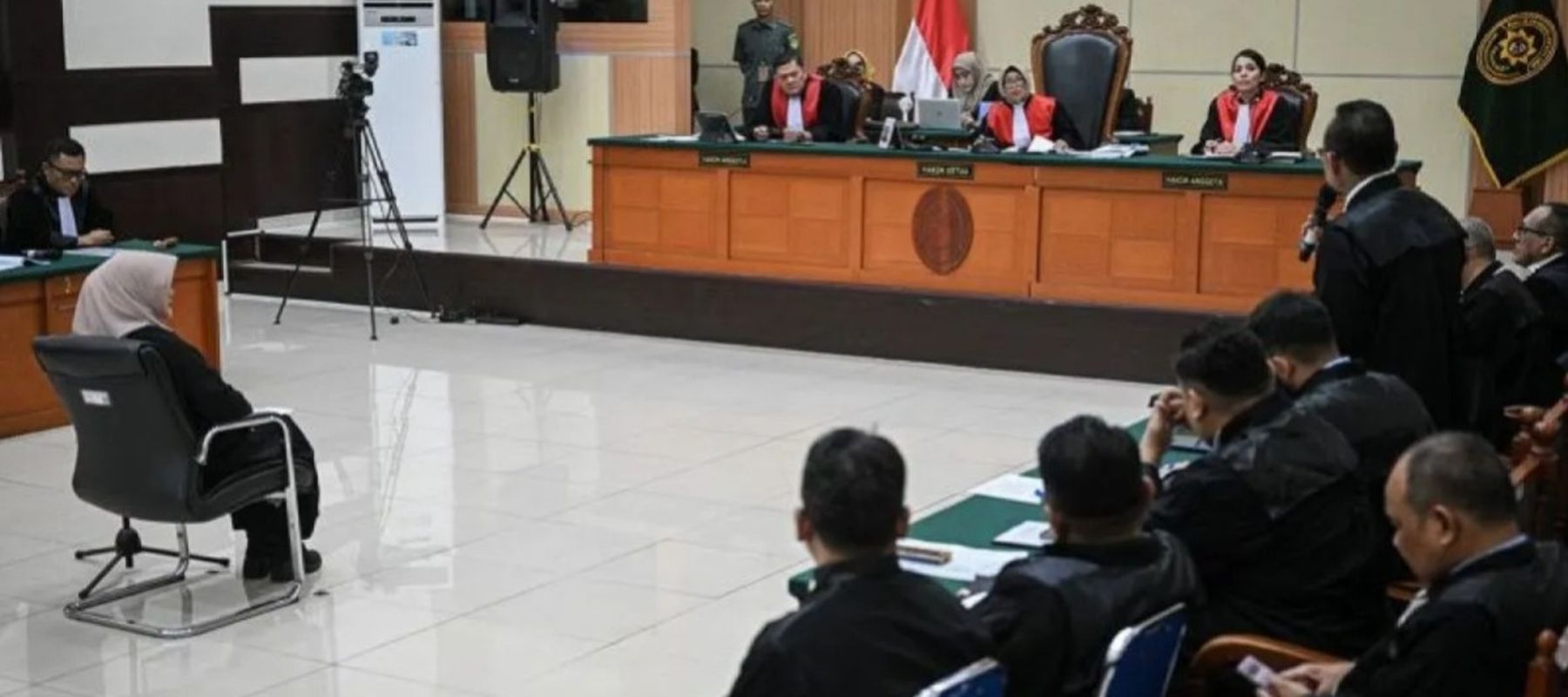 Hakim Ketua Christina Endarwati (tengah) memimpin sidang perdana kasus dugaan fitnah dan pencemaran nama baik terkait keaslian ijazah Presiden ke-7 RI Joko Widodo dengan terdakwa Tifauzia Tyassuma atau Dokter Tifa di Pengadilan Negeri Jakarta Timur, 
