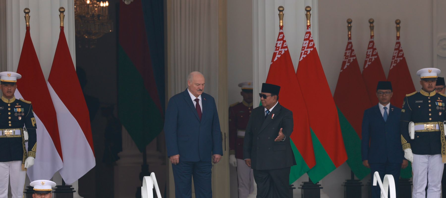 Diiringi Tari Enggang, Prabowo Sambut Hangat Presiden Belarus di Istana Merdeka.
