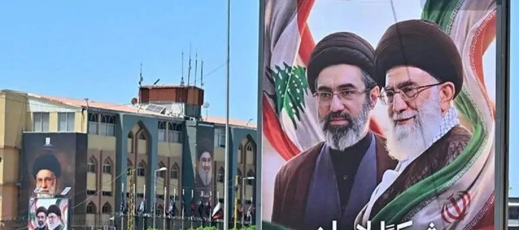 Papan reklame yang menampilkan mendiang mantan pemimpin Iran Ali Khamenei dan putranya, Mojtaba Khamenei, yang tewas dalam serangan AS dan Israel (28/2) terlihat dipasang di jalan raya Bandara Internasional Rafic Hariri di Beirut, Lebanon, Selasa, 21