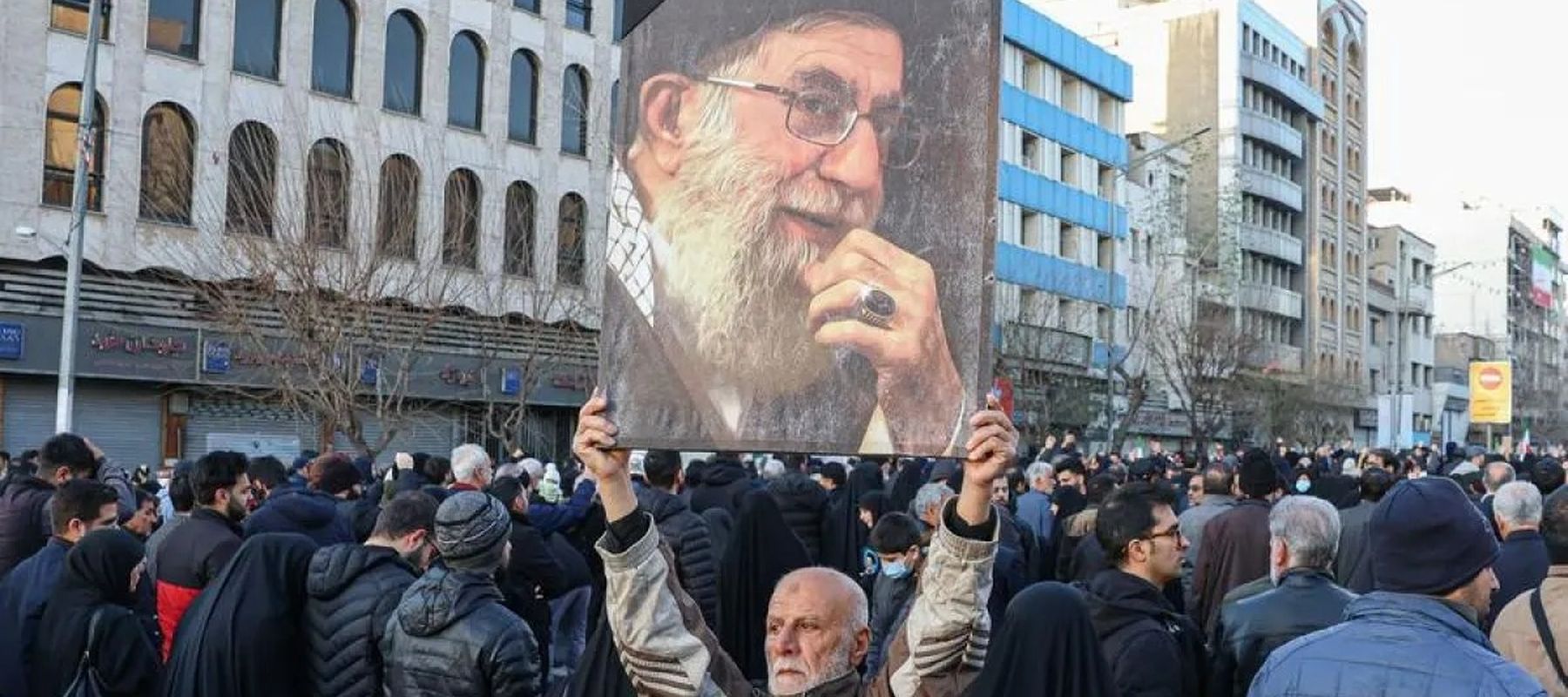 Orang-orang berkumpul di Teheran, Iran, pada 1 Maret 2026, untuk menunjukkan bela sungkawa atas kematian Ayatollah Ali Khamenei. 