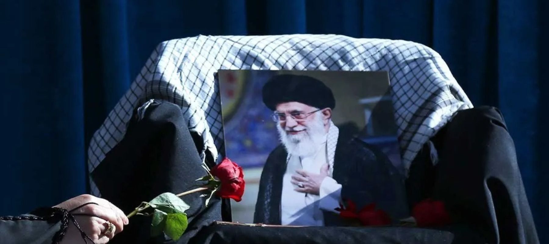 Seorang warga memberikan penghormatan bunga mawar saat unjuk rasa untuk berkabung untuk pemimpin tertinggi Iran yang telah meninggal, Ali Khamenei, dan menyatakan kesetiaan kepada Pemimpin Tertinggi yang sedang menjabat, Mojtaba Khamenei, di Teheran,