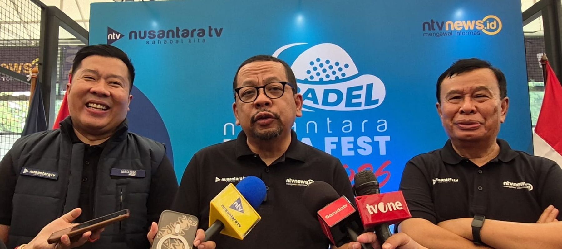 Kepala Badan Komunikasi Pemerintah (Bakom), Muhammad Qodari bersama Presiden Komisaris NT Corp, Nurdin Tampubolon dan Direktur Nusantara TV, Randy Monthonaro Tampubolon