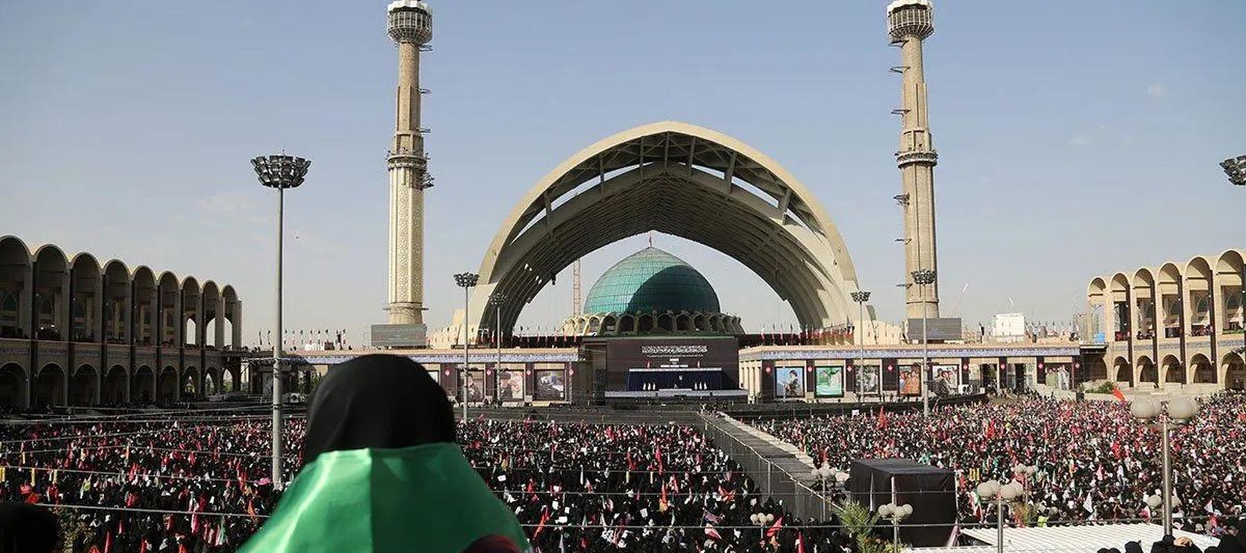 Ribuan pelayat menghadiri upacara pemakaman mantan Pemimpin Tertinggi Iran Ali Khamenei di Masjid Imam Khomeini Mosalla di Teheran, Iran, pada 4 Juli 2026. Khamenei meninggal dunia dalam serangan gabungan AS-Israel terhadap Iran pada 28 Februari. Ben