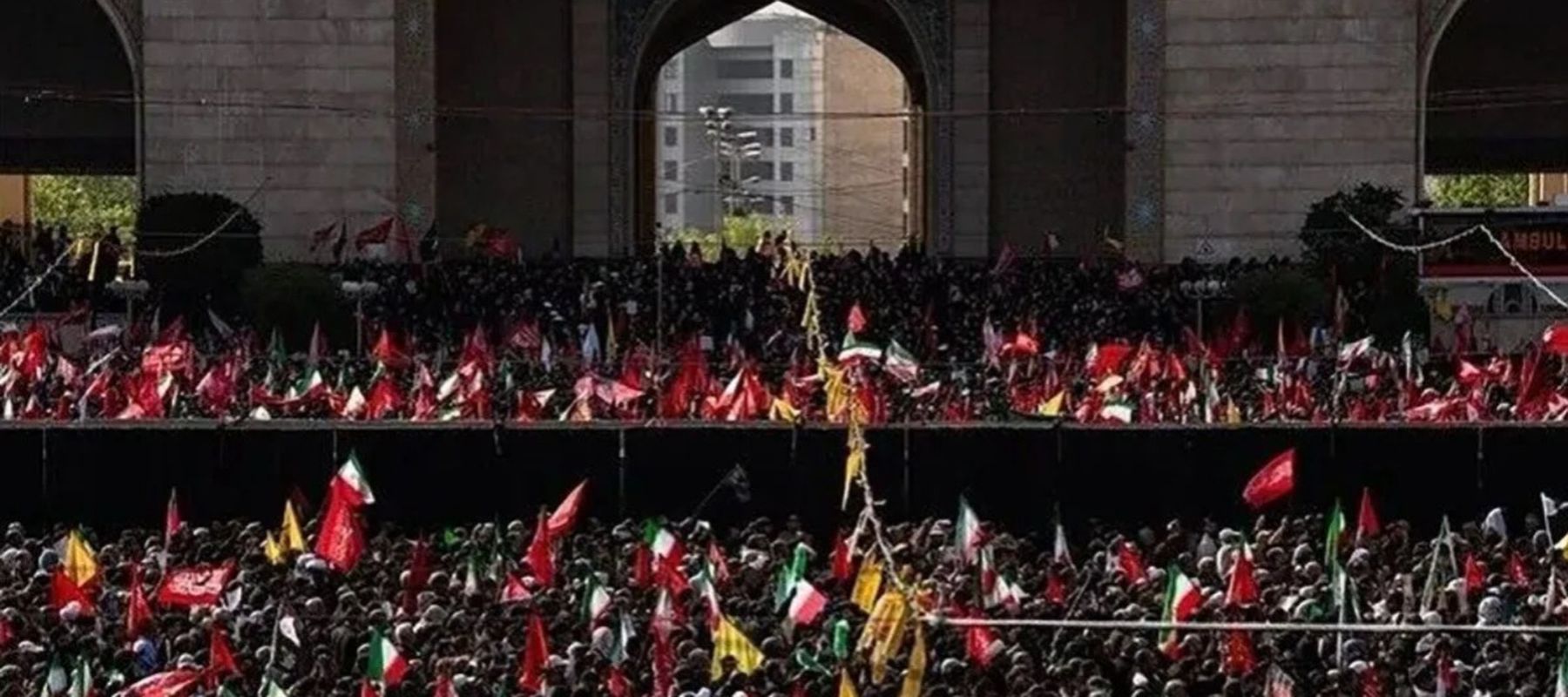 Puluhan ribu orang berkumpul dalam upacara perpisahan mendiang Pemimpin Tertinggi Iran, Ali Khamenei, di Masjid Imam Khomeini Mosalla di Teheran, Iran, pada Sabtu, 4 Juli 2026. 