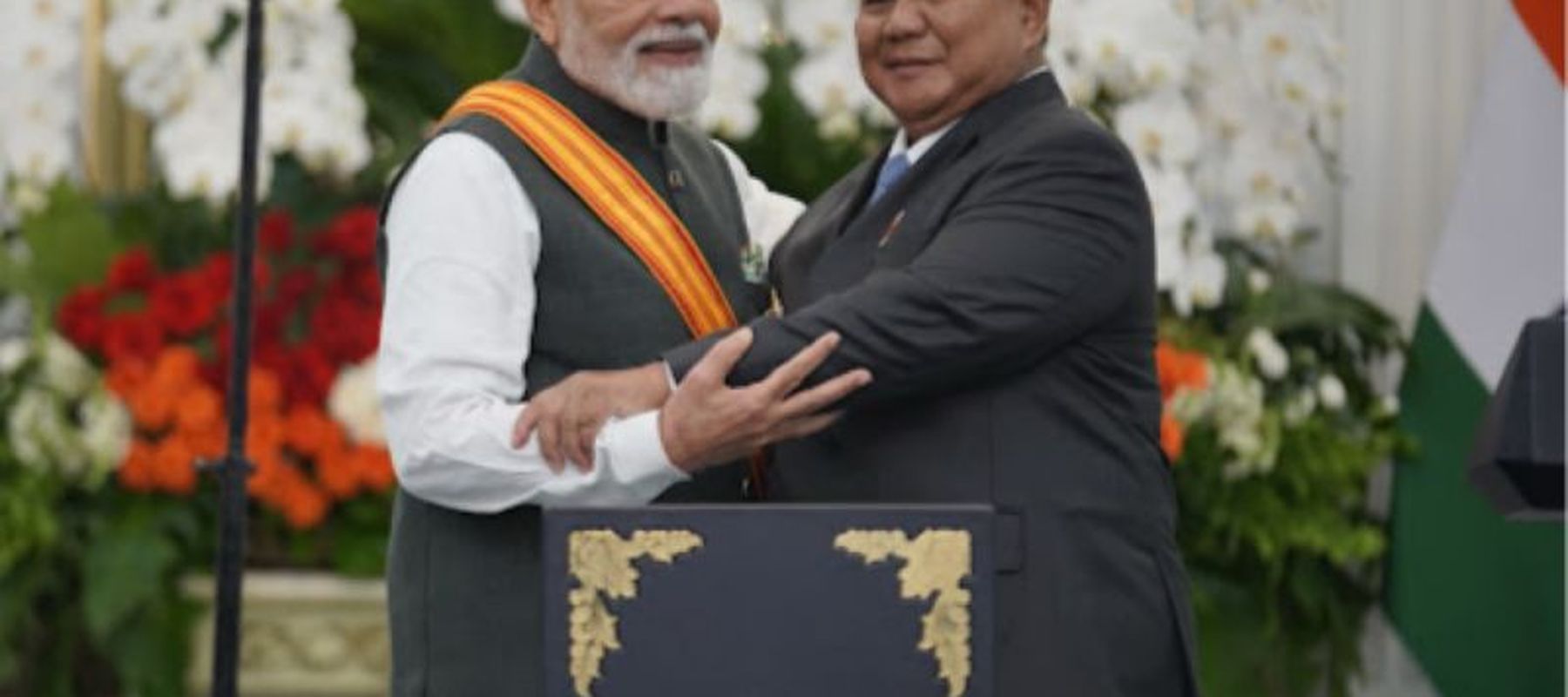 Presiden RI Prabowo Subianto (kiri) dan Perdana Menteri India Narendra Modi saling berpelukan usai memberikan pernyataan bersama di Istana Merdeka, Jakarta, Selasa (7/7/2026). 