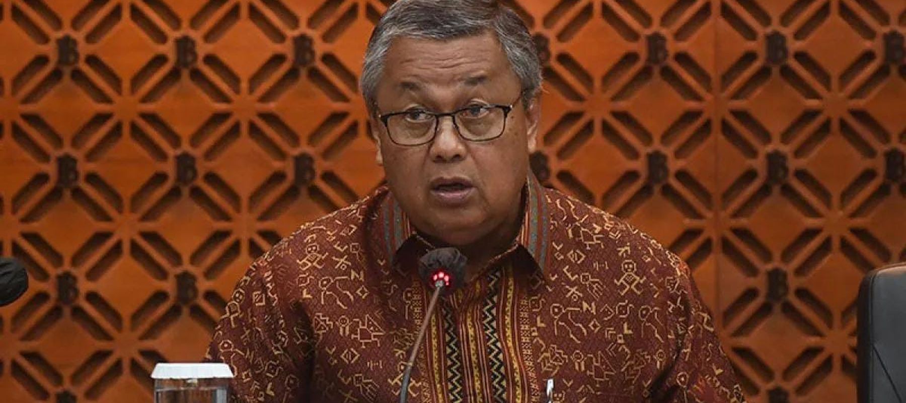 Arsip - Gubernur BI Perry Warjiyo memberikan keterangan saat konferensi pers.