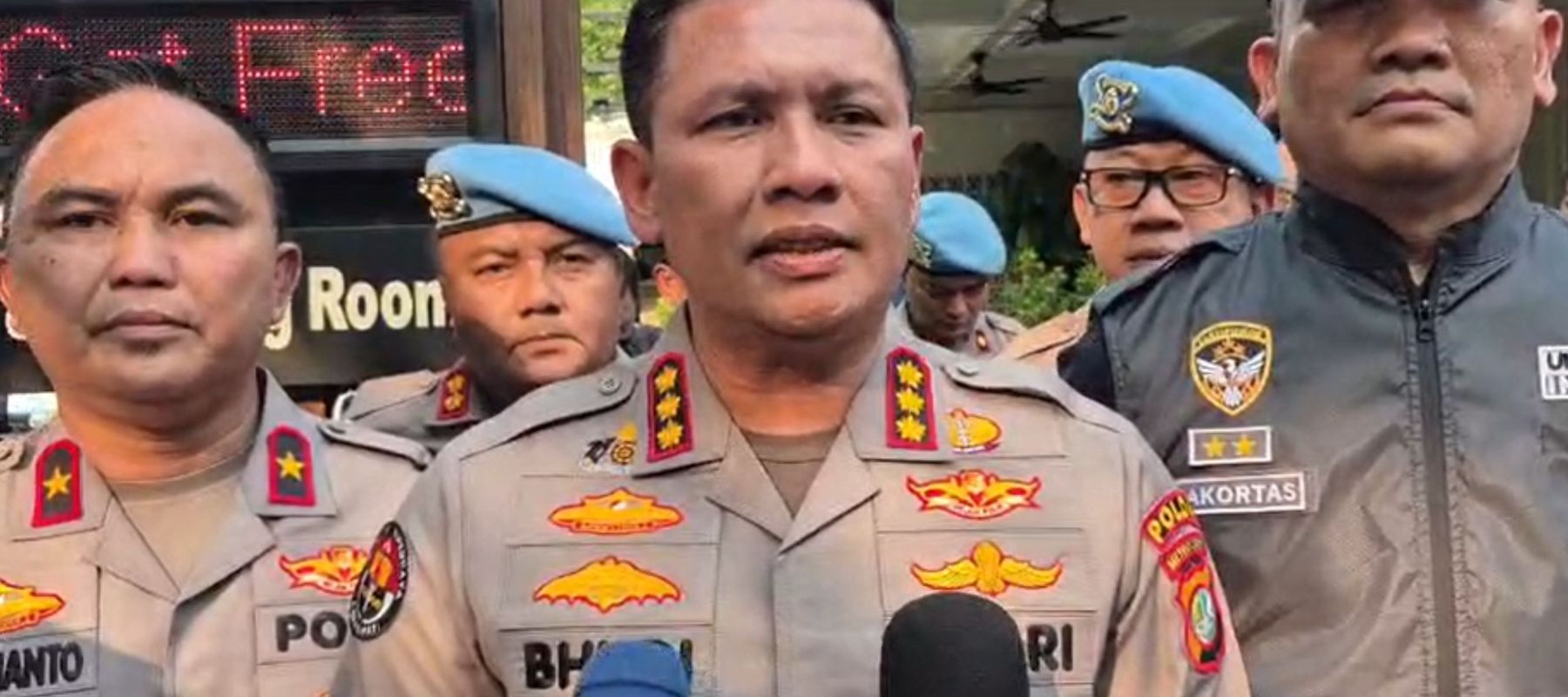 Kabid Humas Polda Metro Jaya bersama Wakapolda Polda Metro Jaya dan Kortas Tipikor Polri