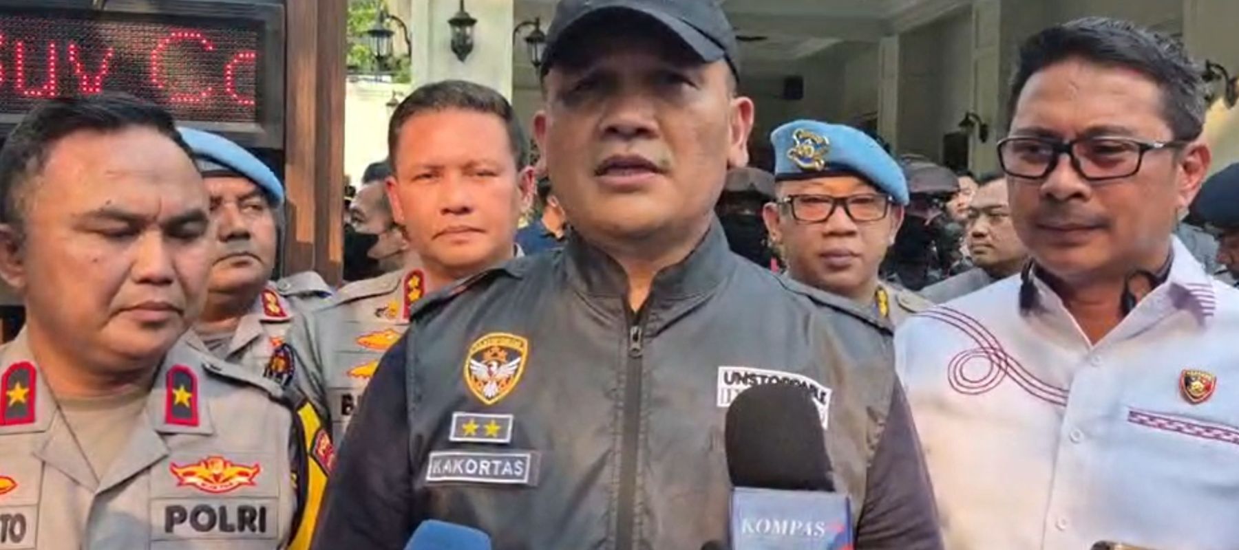 Kepala Kortas Tipidkor Mabes Polri, Irjen Totok Suharyanto (tengah)