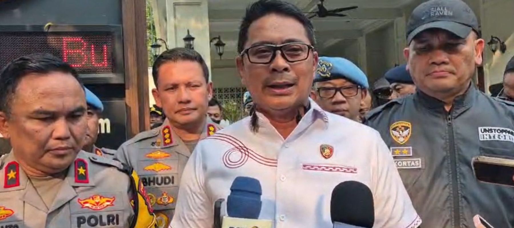 Direktur Reserse Kriminal Khusus Polda Metro Jaya Kombes Victor Dean Macbon (tengah)