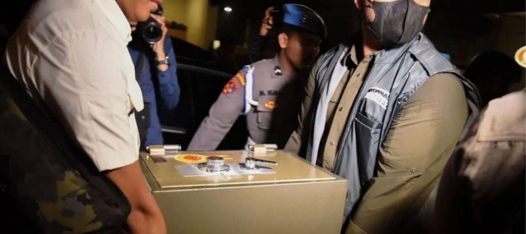 Kortas Polri sita brankas isi emas batangan dan dollar dari kafe de'Clan