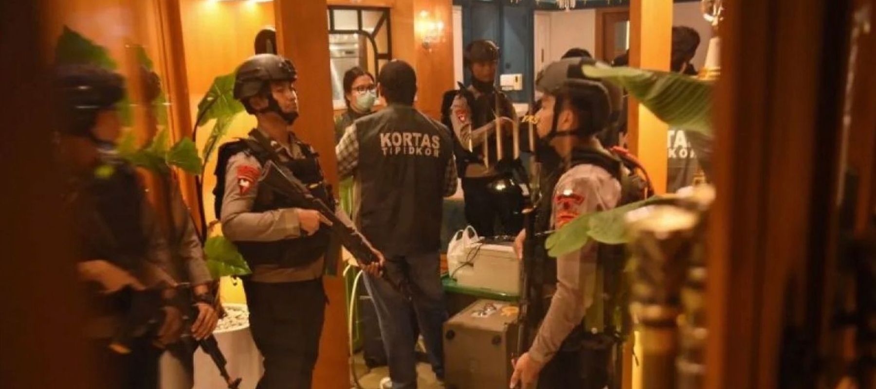 Barang bukti yang dibawa penyidik Kortas Polri dari kafe de'clan