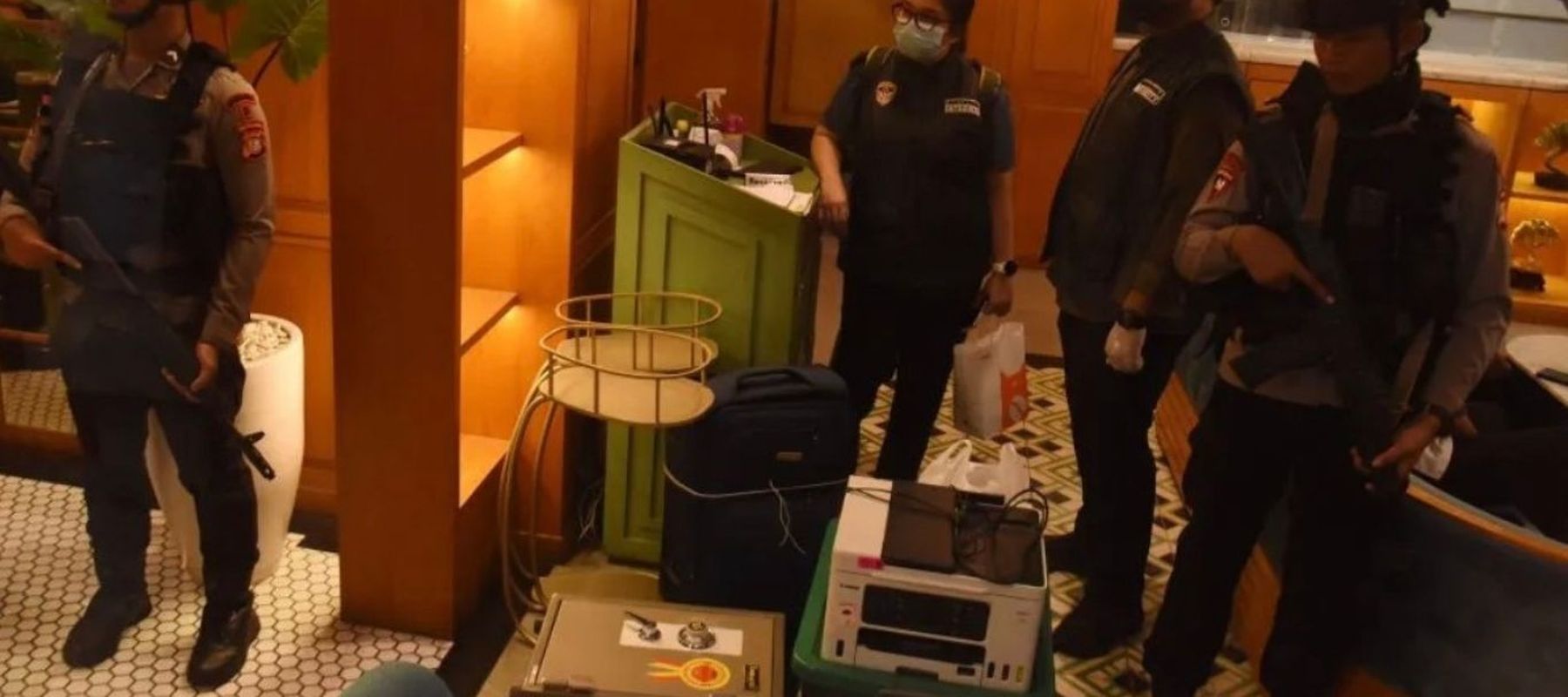 Brankas kafe de'clan dibawa penyidik Kortas Polri